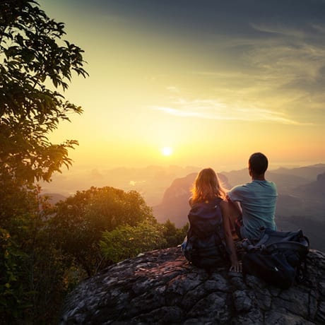 Couple en train de regarder un coucher de soleil