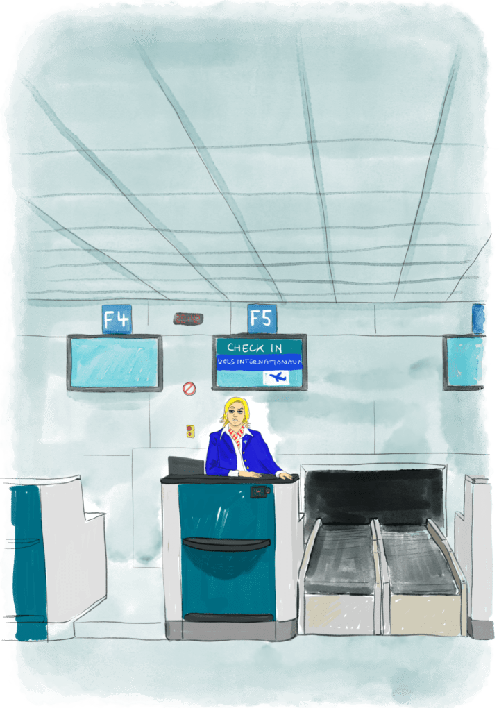 Femme suspicieuse au comptoir du check in de l'aéroport