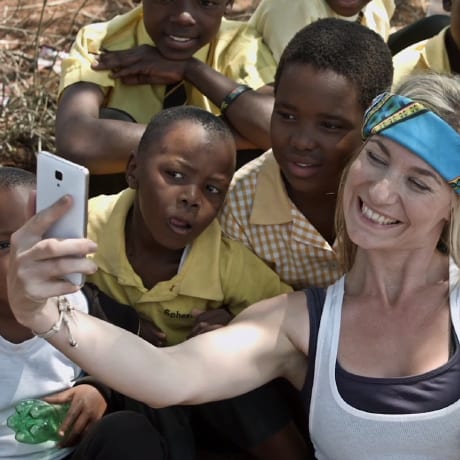 Selfie avec des enfants d'Afrique