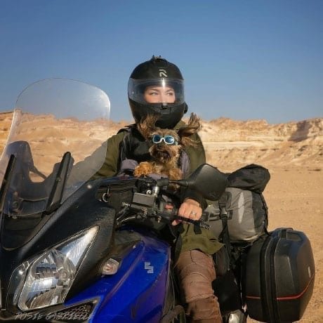 Rosie Gabrielle et son chien en voyage en moto