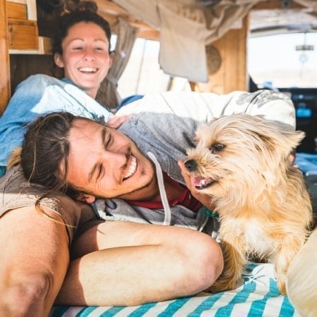 Un couple et leur chien dans un van