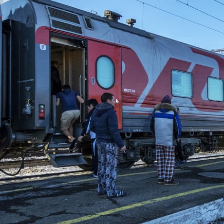 In pyjamas in front of the train