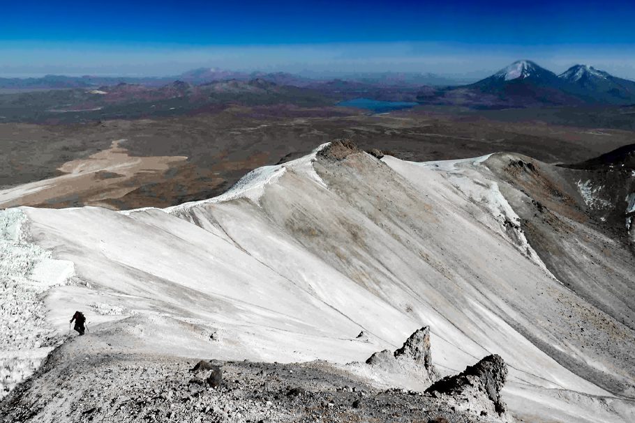 Ascension du Volcan Acotango enneigé