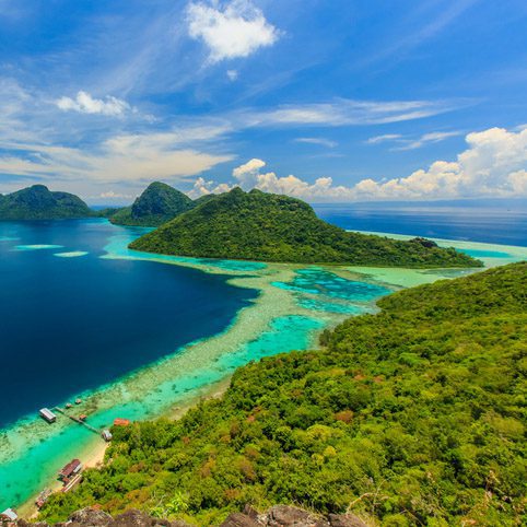 Vue panoramique panoramique sur l’île de Bohey Dulang Semporna