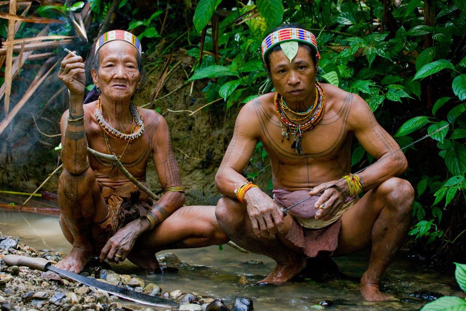 Deux hommes de la tribu Mentawai