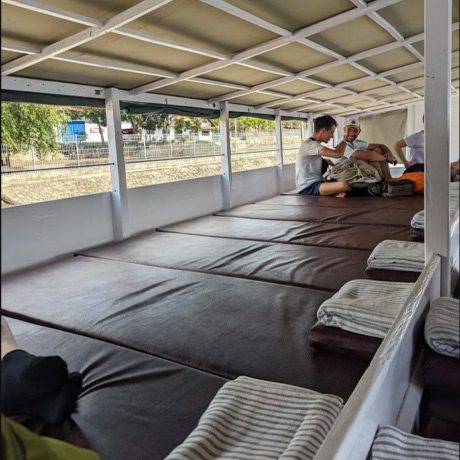 Couchages sur le deck lors d'une croisière entre Lombok et Flores