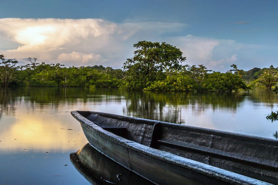 Pirogue sur la rivière à Cuyabeno