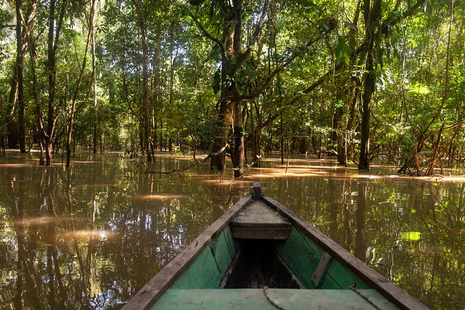 Puerto Narino - une Pirogue sur l'Amazone