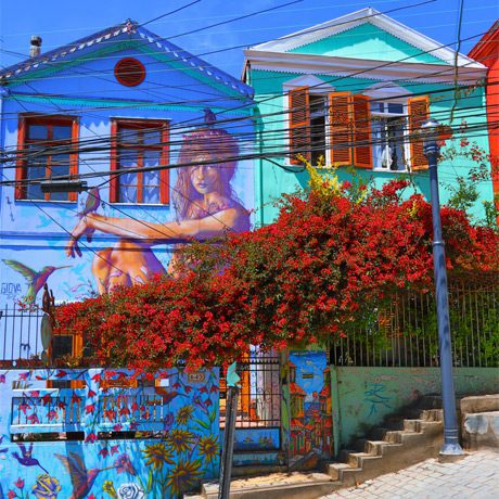 Street Art sur la facade d'une maison A Valparaiso