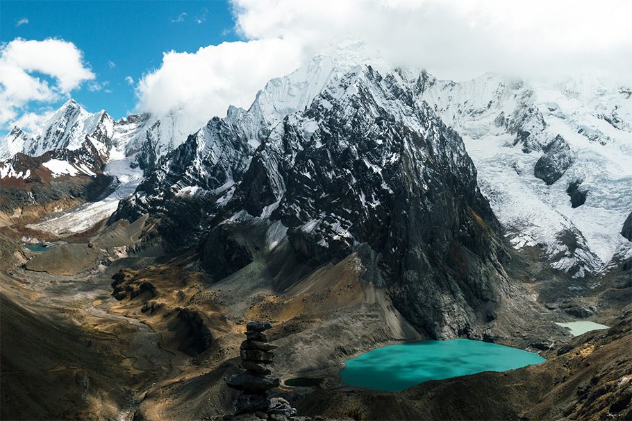 Vue sur les montagnes et une lagune de la Cordillera Huayhuash Pérou