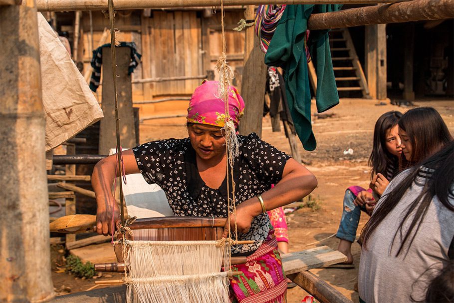 Muang Sing - Une Laotienne entrain de Tisser - Laos