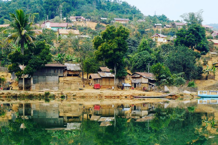 Effet miroir sur le Nam Ou River - Entre Muang Khua Et Muang Ngoi Neua - Laos