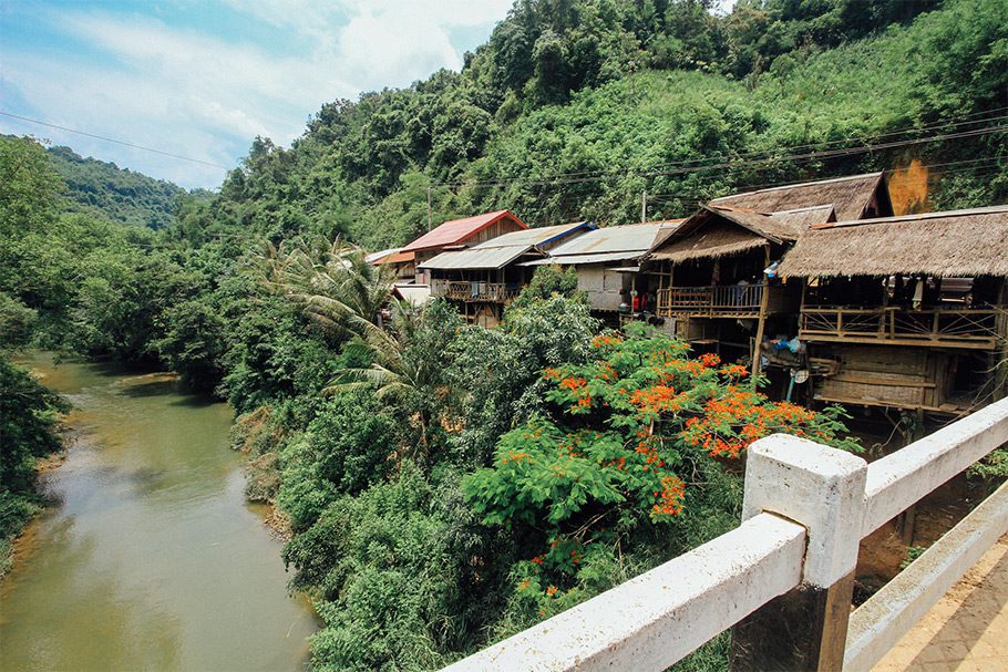 Phongsaly Village - Maisons traditionnelles au bord de l'eau - Laos