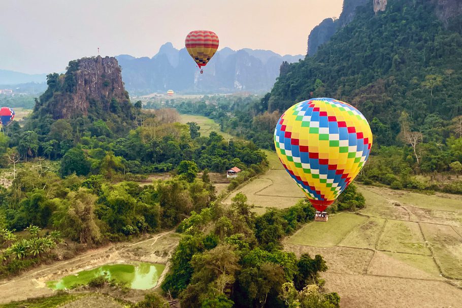 Vang Vieng - Montgolfieres au milieu des paysages karstiques - Laos