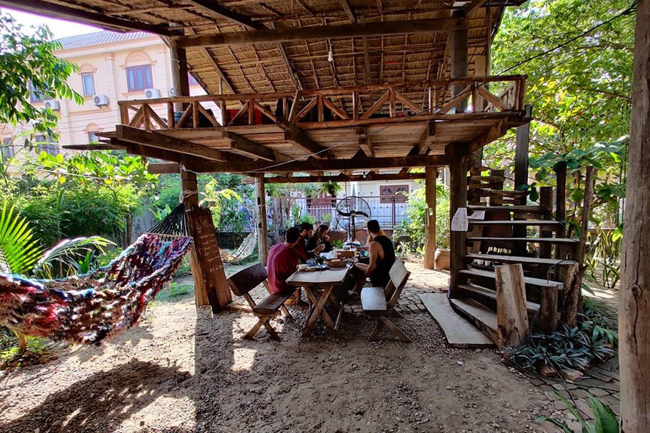 Table commune Bike And Bed Thakhek