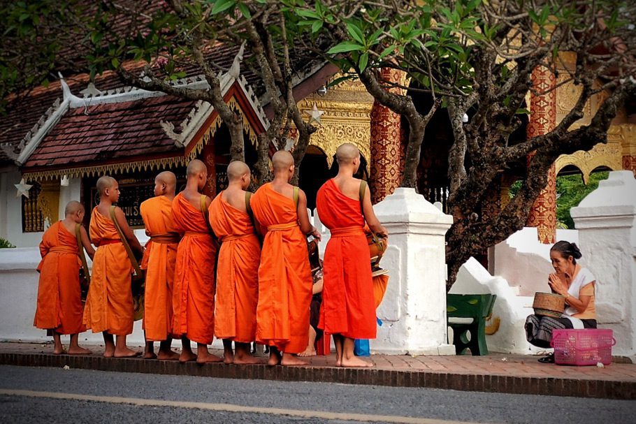 Luang Prabang cérémonie des moines Tak Bat Laos