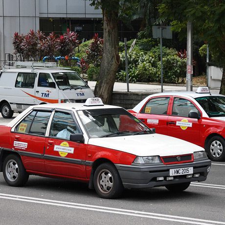 Taxi Rouge Et Blanc à Kuala Lumpur